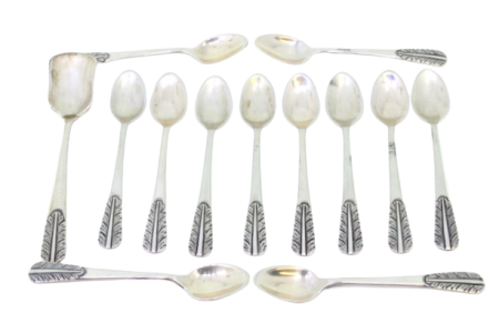  Conjunto de doze colheres de chá e pá de açúcar em prata com relevos dos cabos.